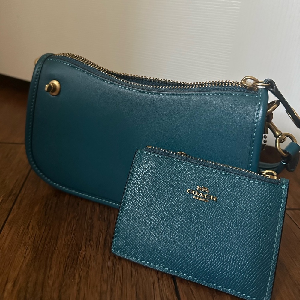 Coach swinger bag 20 NEW with card holder